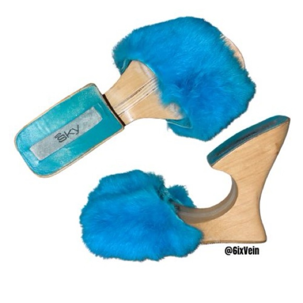 Blue abstract heels